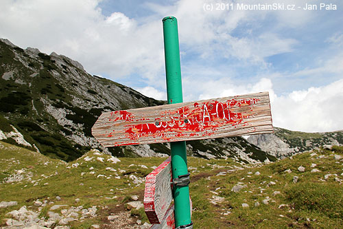 Rozcestník na Ojstricu ze sedla 1907 m byl poněkud unavený, ostatní byly snadno čitelné