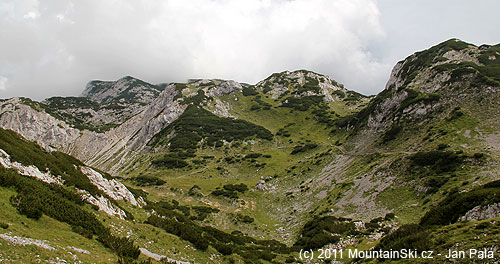 Výhled z pod Malé Ojstrici na hlavní přístupovou trasu na planinu Korošica