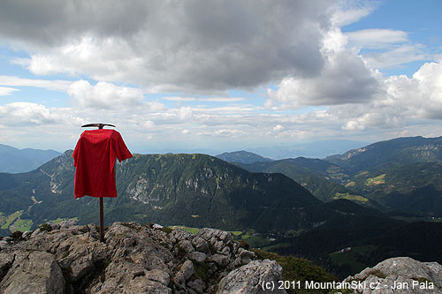 Na vrcholu Raduhy je vrcholová kniha na imitaci cepínu, tričko MountainSki.cz se tam jenom suší