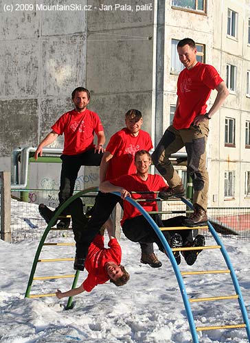 Toto dětské nářadí pod námi vydrželo