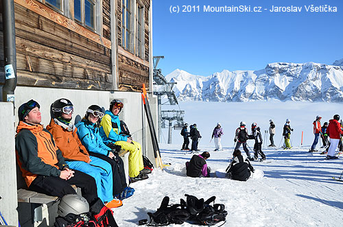 Panorama s inverzí na Lavey, za podobného počasí je zde viditelná trojice Jungfrau, Monch a Eiger – za budovou vlevo