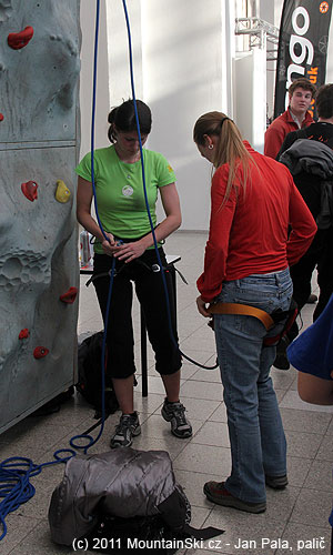 Zoban má ve své škole ClimbOn pěkné instruktorky lezení na umělých stěnách