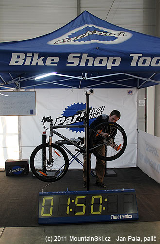 Na stánku Bike Shop Tool probíhala soutěž mechaniků