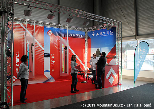 Běžky Artis žijí! Podle informací hostesek byla značka obnovena v listopadu 2011, Artisky byly v roce 1962 první laminátové běžky na světě, a je dobře, že kromě stolů na stolní tenis se firma vrátila i k zimnímu vybavení