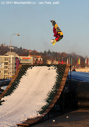 Snad každý snowboardista předvedl skok, kdy byl aspoň chvíli hlavou dolů