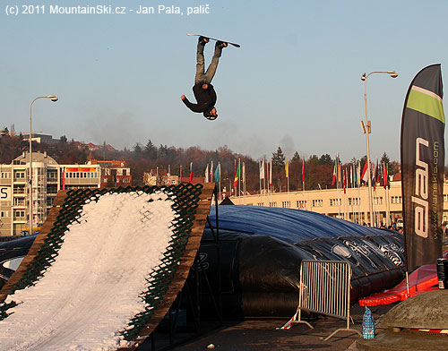 Další snowboardista hlavou dolů
