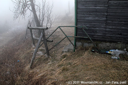 Zlikvidované zábradlí u chaty, zábradlí se použivalo na přechod nad lanami vleku Velký Sever