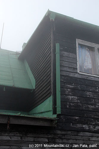 Neudržovanou chatu nad hranou severního svahu zřejmě čeká likvidace