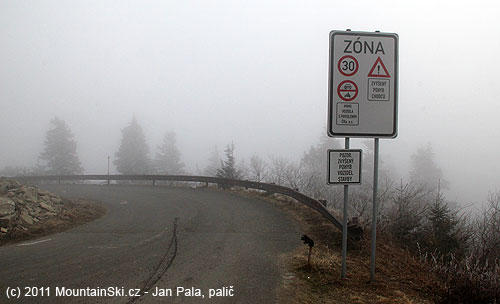 Další vtip na vrcholu Lysé, zákaz vjezdu osobních aut a motorek na asfaltovou silnici Českých radiokomunikací z Lysé Hory na Papežov, jak by se tam ty vozidla asi dostaly?