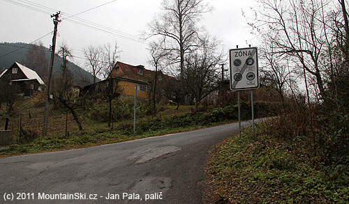 Další vtipná dopravní značka, odbočíte z hlavní červené a končí Vám zóna použití řetězů na pneumatiky, zrovna ve svahu, kde by se to bez řetězů v zimě nedalo vyjet