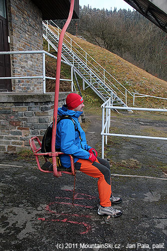Pažout zkouší sedačku u lanovky na skokanské můstky