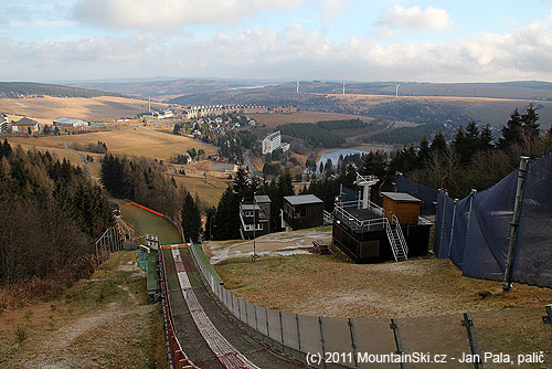 Výhled z nájezdu na větším skokanském můstku směrem na Oberwiesenthal