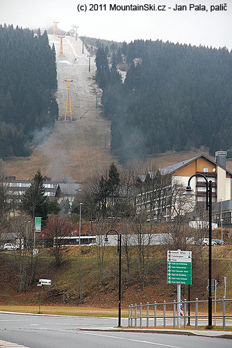 Pohled z Oberwiesenthalu k Fichtelbergu