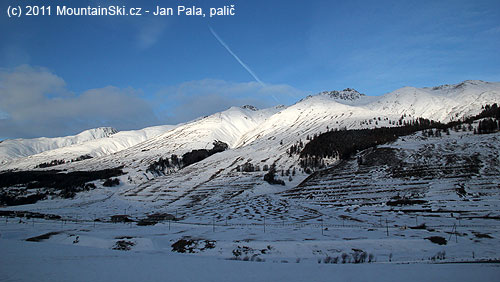 Tunel Munt La Schera ještě nebyl otevřen, a tak jsme se zajeli podívat do St. Moritz, cestou byly svahy s minimem sněhu