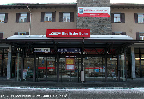 Nádraží v St. Moritz s výstavou železnice patřící do dědictví UNESCO