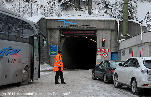 Vjezd do tunelu Munt La Schera těsně před otevřením
