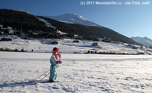 Na hlavní běžkařské pláni v Livignu, v pozadí Valvin Della Neve 2785 m