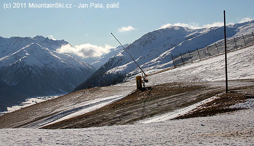 Kolem horní stanice lanovky Costaccia ve výšce 2328 m sníh nějak chyběl