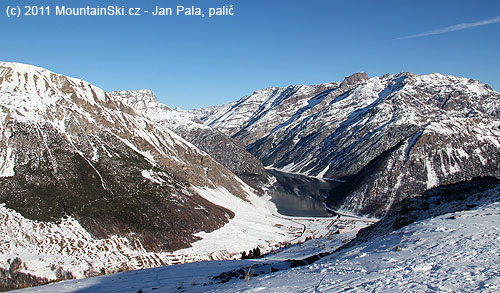 Jezero u Livigna hluboko v údolí