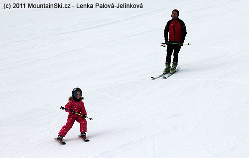 Paralelní postavení lyží, postoj doposud příliš široký vzhledem k malému náklonu do oblouku