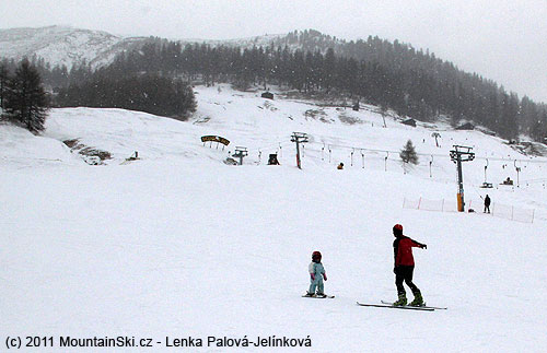 Anička se snaží dělat oblouku ve směru ukazovaném rukou