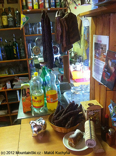 A sme na Chate pod Chlebom. Tato chata ma nasledovne prednosti: 1. perfekne varia, 2. vludna obsluha, 3. skiers welcome, 4. maju jaternicu, 5. vyborna poloha, 6. maju vonku kadu s horucou vodou a hned vedla brutalny ochladzovaci bazen s vodou, ktorej teplota je velmi blizko bodu mrazu, 6. na svojej stranke maju informacie o podmienkach na skialp