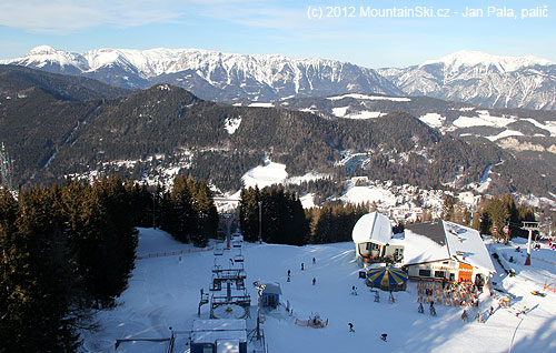 Semmering s Raxalpe v pozadí při pohledu z rozhledny na Zauberbergu