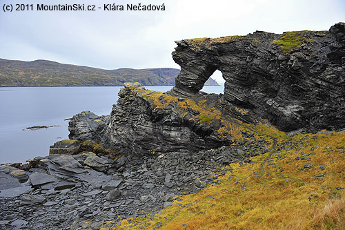 Skalní útvary u městečka Skarsvåg