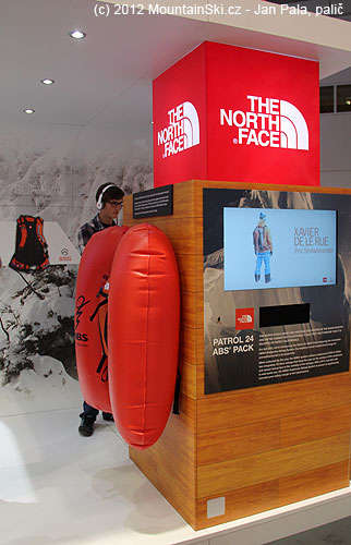 Lavinový ABS batoh na stánku The North Face