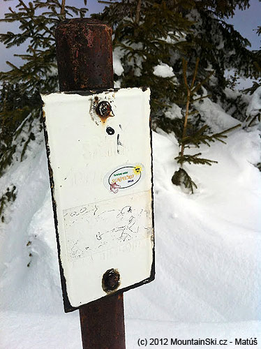 Takato skromna tabulka oznacuje mekku slovenskeho lesneho freeridingu (teraz troska prehanam). Myslim, ze v aspon trochu civilizovanej krajine by tu stala socha lyziara v nadzivotnej velkosti, vytesana z poriadne draheho mramoru.