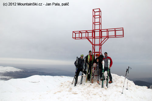 S libanonským kolegou, co se drží mých lyží Movement Iki, na vrcholu Sannine
