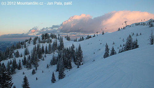 Západ slunce nad lyžařským střediskem Jahorina
