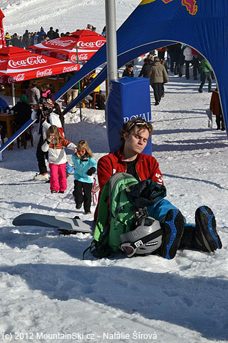 Pavel jezdil na snowboardu, což ho hodně unavilo, neboť neměl průběžně pravidelný přísun kávy