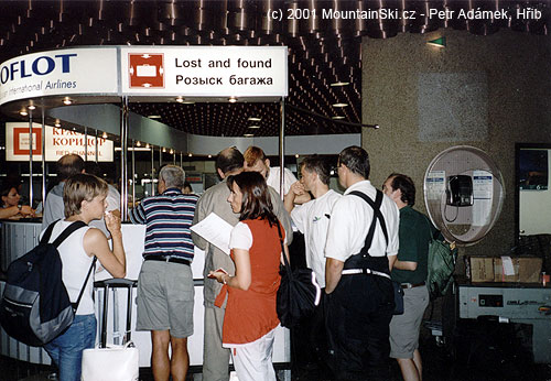 Oblíbená činnost na letišti – reklamace nedošlých zavazadel – Moskva, červenec 2001