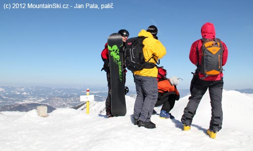 S lavinovými batohy Snowpulse – Mammut Pro 35 R.A.S. a BCA Float 18 na vrcholu Chlebu