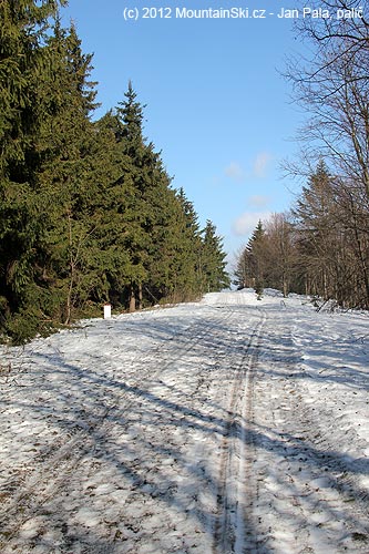 Běžkařská dálnice hřebenem Javorníků s malým vylepšením pomocí jehličí