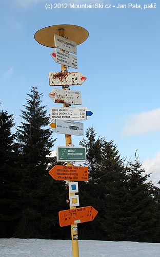 Ostuda na hlavním hřebenu Javorníků – hlavní ukazatele na červenou turistickou značku nečitelné a poškozené