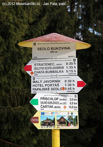 Rozcestník v sedle Bukovina je ve výborném stavu – obnovu turistického značení financovalo město Makov