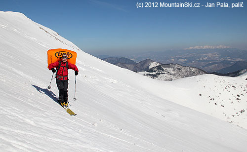 Nafouknutý BCA Float 18 chrání hlavu a ramena zezadu, v pozadí Západní Tatry
