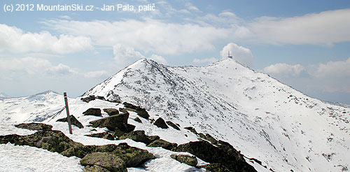 Z výšky 2468 m na 2601 m vysoký Pelister vede kamenný hřeben