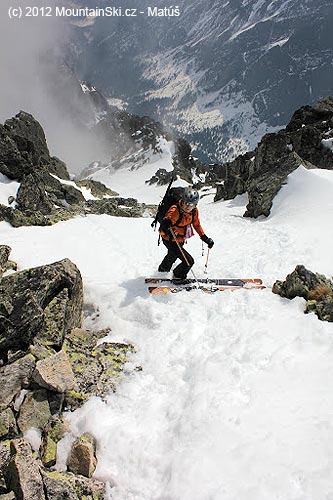 Vedúca sa už nemože dočkat a tak bere lyže do vlastných rúk a sup šup dole, takmer priamo z vrchola