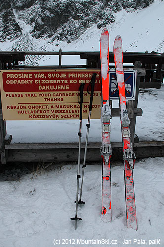 Lyže Tua Excalibur s vázáním Zermatt před Zbojnickou chatou v prosinci 2011