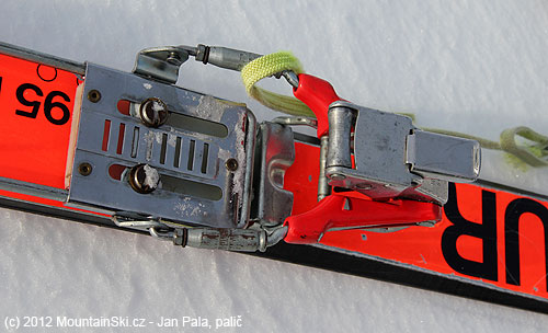 Detail paty vázání – vypadá jako klasika Marker M4