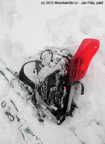 Lehce zasněžený Snowpulse Lifebag Guide 30 v oblasti Kralického Sněžníku