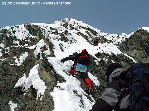 Horní část výstupu na 2250 m vysoký vulkán Kozelskij na poloostrově Kamčatka, ustřižená karimatka je vždy po ruce, teda pod pozadím, Bezvlka na Kamčatce zatím neznají