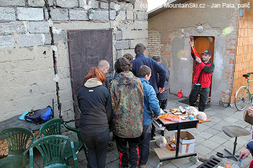 Přesun zraněného na provizorních lanových nosítkách