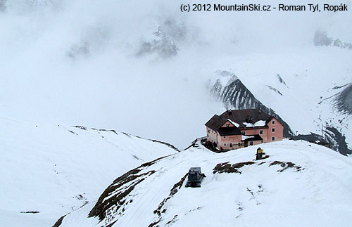 Schaubachhütte alias Rifugio Cittá di Milano (2581 m) pod Ortlerem z nadhledu
