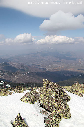 Hluboko, hluboko pod námi je bezsněhové údolí