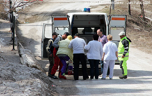 Byla to sranda – ovázané a odlahované koleno, kolem sedm lidí, a stejně se noha musela pokrčit k nasotupení do sanitky