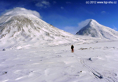 Na náhorním plato pod Ključevskou – 4688 m – vlevo a Kameňem – 4579 m